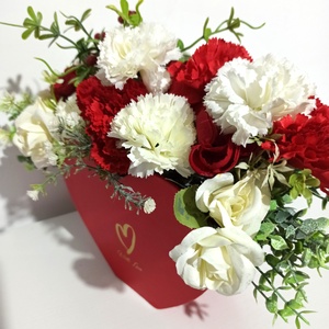 Cutie Tip Inimă Cu Garoafe Albe și Roșii - casă & stil de viață - decorațiuni de casă - accesorii florale - cutii cu flori - Artynos.ro