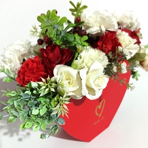 Cutie Tip Inimă Cu Garoafe Albe și Roșii - casă & stil de viață - decorațiuni de casă - accesorii florale - cutii cu flori - Artynos.ro
