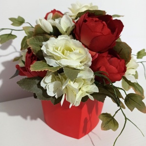 Cutie Tip Inima Rosie Cu Boboci Sidefati Bej, Casa & Stil de viata, Decoratiuni de casa, Accesorii florale, Cutii cu flori, Aranjament de flori, ARTYNOS