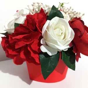 Cutie Inima Rosie Cu Trandafiri Albi si Hortensie Rosie - Artynos.ro