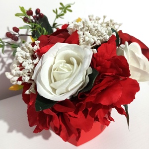 Cutie Inimă Roșie Cu Trandafiri Albi și Hortensie Roșie - casă & stil de viață - decorațiuni de casă - accesorii florale - cutii cu flori - Artynos.ro