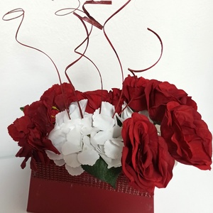 Cutie Tip Poșetă Bordo Cu Trandafiri Roșii și Albi - casă & stil de viață - decorațiuni de casă - accesorii florale - cutii cu flori - Artynos.ro