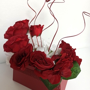 Cutie Tip Poșetă Bordo Cu Trandafiri Roșii și Albi - casă & stil de viață - decorațiuni de casă - accesorii florale - cutii cu flori - Artynos.ro