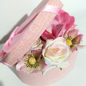 Cutie Tip Inimă Roz Cu Fundă și Floricele Roz - casă & stil de viață - decorațiuni de casă - accesorii florale - cutii cu flori - Artynos.ro
