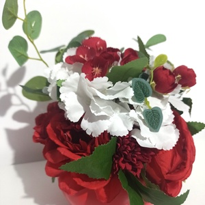 Vas Ceramic Rosu Cu Trandafiri Rosii , Casa & Stil de viata, Decoratiuni de casa, Decoratiuni de masa si rafturi, Boluri decorative, Aranjament de flori, ARTYNOS