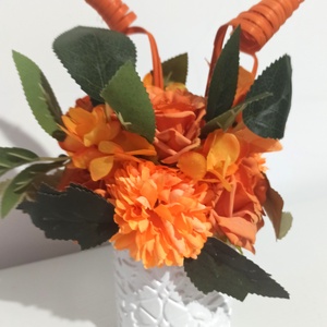 Ghuiveci Ceramica Alb Cu Flori Portocalii, Casa & Stil de viata, Decoratiuni de casa, Decoratiuni de masa si rafturi, Boluri decorative, Aranjament de flori, ARTYNOS