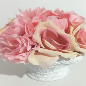 Ghiveci Ceramic Alb Cu Trandafiri Roz, Casa & Stil de viata, Decoratiuni de casa, Decoratiuni de masa si rafturi, Boluri decorative, Aranjament de flori, ARTYNOS