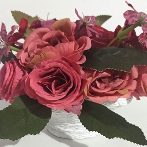 Ghiveci Ceramic Cu Trandafiri Roz Pudra, Casa & Stil de viata, Decoratiuni de casa, Decoratiuni de masa si rafturi, Boluri decorative, Aranjament de flori, ARTYNOS