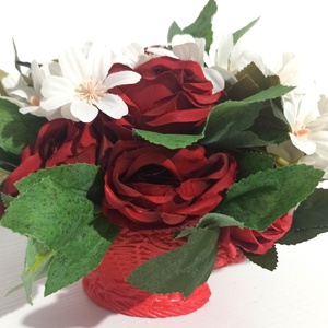 Ghiveci Ceramica Rosu Cu Floricele Albe si Trandafiri Rosii, Casa & Stil de viata, Decoratiuni de casa, Decoratiuni de masa si rafturi, Boluri decorative, Aranjament de flori, ARTYNOS