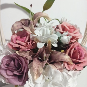 Coș Mare Alb Din Răchită Cu Flori Albe și Roz - casă & stil de viață - decorațiuni de casă - accesorii florale - buchete de flori - Artynos.ro