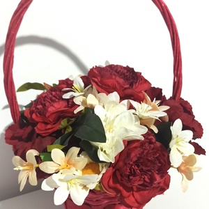 COȘ DIN RĂCHITĂ ROȘU  CU BUJORI ROȘII ȘI FLORICELE SOMON - casă & stil de viață - decorațiuni de casă - accesorii florale - buchete de flori - Artynos.ro