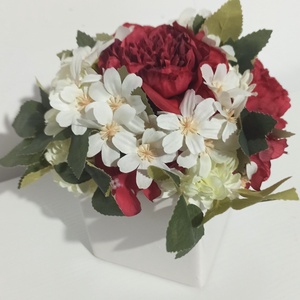 Ghiveci Ceramica Alba Cu Bujori Rosii si Floricele Albe, Casa & Stil de viata, Decoratiuni de casa, Decoratiuni de masa si rafturi, Boluri decorative, Aranjament de flori, ARTYNOS