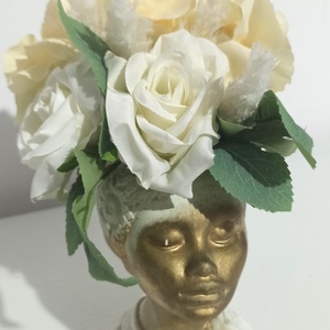 MARICA DIN CERAMICA ALB-AURIU, CU FLORI ALBE SI BEJ, Casa & Stil de viata, Decoratiuni de casa, Decoratiuni de masa si rafturi, Boluri decorative, Aranjament de flori, ARTYNOS