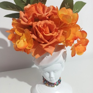FATA CU PALARIE DIN CERAMICA ALBA, CU FLORI PORTOCALII, Casa & Stil de viata, Decoratiuni de casa, Decoratiuni de masa si rafturi, Boluri decorative, Aranjament de flori, ARTYNOS