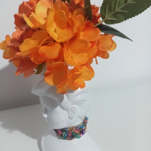 FATA CU PĂLĂRIE DIN CERAMICĂ ALBĂ, CU FLORI PORTOCALII - casă & stil de viață - decorațiuni de casă - decorațiuni de masă și rafturi - boluri decorative - Artynos.ro