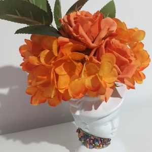 FATA CU PĂLĂRIE DIN CERAMICĂ ALBĂ, CU FLORI PORTOCALII - casă & stil de viață - decorațiuni de casă - decorațiuni de masă și rafturi - boluri decorative - Artynos.ro