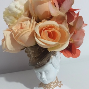 FATA CU PALARIE DIN CERAMICA ALB-AURIU, CU FLORI SOMON, Casa & Stil de viata, Decoratiuni de casa, Decoratiuni de masa si rafturi, Boluri decorative, Aranjament de flori, ARTYNOS