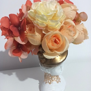 FATA CU PĂLĂRIE DIN CERAMICĂ ALB-AURIU, CU FLORI SOMON - casă & stil de viață - decorațiuni de casă - decorațiuni de masă și rafturi - boluri decorative - Artynos.ro