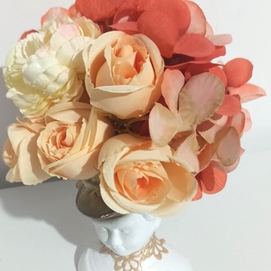 FATA CU PĂLĂRIE DIN CERAMICĂ ALB-AURIU, CU FLORI SOMON - casă & stil de viață - decorațiuni de casă - decorațiuni de masă și rafturi - boluri decorative - Artynos.ro