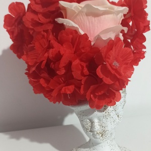 Fata Cu Palarie Din Ceramica Cu Blossom Rosu si Trandafir Roz, Casa & Stil de viata, Decoratiuni de casa, Decoratiuni de masa si rafturi, Boluri decorative, Aranjament de flori, ARTYNOS