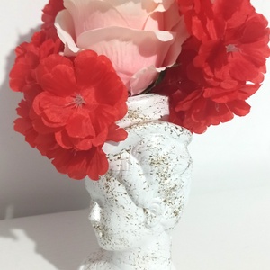 Fata Cu Pălărie Din Ceramică Cu Blossom Roșu și Trandafir Roz - casă & stil de viață - decorațiuni de casă - decorațiuni de masă și rafturi - boluri decorative - Artynos.ro