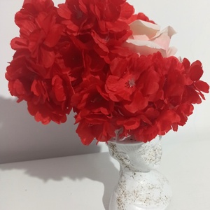 Fata Cu Pălărie Din Ceramică Cu Blossom Roșu și Trandafir Roz - casă & stil de viață - decorațiuni de casă - decorațiuni de masă și rafturi - boluri decorative - Artynos.ro