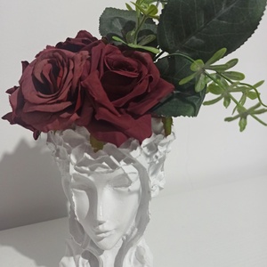 VENUS DIN CERAMICA ALBA, CU TRANDAFIRI GRENA - Artynos.ro