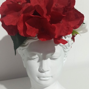 AFRODITA DIN CERAMICA ALBA, MARE, CU HORTENSIE ROSIE SI BUJORI ALBI - Artynos.ro