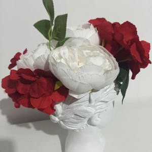 AFRODITA DIN CERAMICĂ ALBĂ, MARE, CU HORTENSIE ROȘIE ȘI BUJORI ALBI - casă & stil de viață - decorațiuni de casă - decorațiuni de masă și rafturi - boluri decorative - Artynos.ro