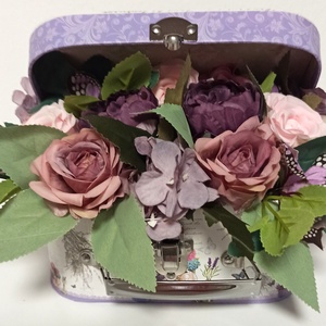 CUTIE TIP GEAMANTAN CU FLORI MOV, LILA, Casa & Stil de viata, Decoratiuni de casa, Accesorii florale, Cutii cu flori, Aranjament de flori, ARTYNOS