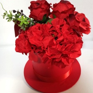 Cutie Tip Pălărie Cu Hortensie și Trandafiri Roșii - casă & stil de viață - decorațiuni de casă - accesorii florale - cutii cu flori - Artynos.ro