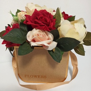 Cutie Bej Cu Trandafiri Rosii si Bujori Bej - Artynos.ro