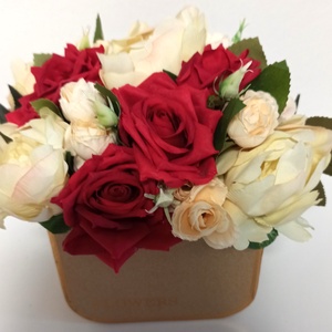 Cutie Bej Cu Trandafiri Roșii și Bujori Bej - casă & stil de viață - decorațiuni de casă - accesorii florale - cutii cu flori - Artynos.ro