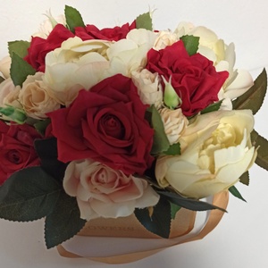 Cutie Bej Cu Trandafiri Roșii și Bujori Bej - casă & stil de viață - decorațiuni de casă - accesorii florale - cutii cu flori - Artynos.ro