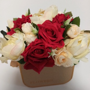 Cutie Bej Cu Trandafiri Roșii și Bujori Bej - casă & stil de viață - decorațiuni de casă - accesorii florale - cutii cu flori - Artynos.ro