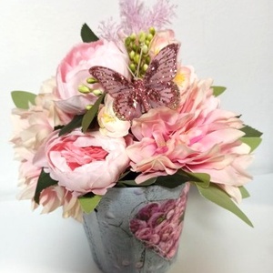 CUTIE TIP GHIVECI CU INIMA ROZ, CRIZANTEME SI BUJORI MARI ROZ, Casa & Stil de viata, Decoratiuni de casa, Accesorii florale, Cutii cu flori, Aranjament de flori, ARTYNOS