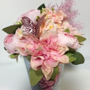 CUTIE TIP GHIVECI CU INIMĂ ROZ, CRIZANTEME ȘI BUJORI MARI ROZ - casă & stil de viață - decorațiuni de casă - accesorii florale - cutii cu flori - Artynos.ro