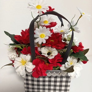 Cutie Tip Picnic Cu Floricele Albe si Rosii, Casa & Stil de viata, Decoratiuni de casa, Accesorii florale, Cutii cu flori, Aranjament de flori, ARTYNOS