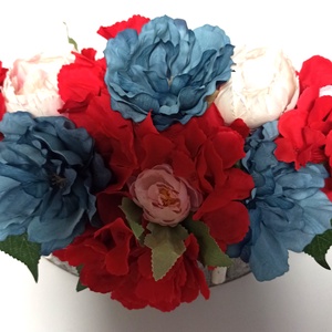 COȘ MARE DIN LEMN CU FLORI ROȘII, ROZ ȘI ALBASTRE - casă & stil de viață - decorațiuni de casă - accesorii florale - cutii cu flori - Artynos.ro