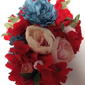 COȘ MARE DIN LEMN CU FLORI ROȘII, ROZ ȘI ALBASTRE - casă & stil de viață - decorațiuni de casă - accesorii florale - cutii cu flori - Artynos.ro