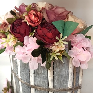 COȘ MARE DIN LEMN CU FLORI ROZ, GRENA - casă & stil de viață - decorațiuni de casă - accesorii florale - cutii cu flori - Artynos.ro