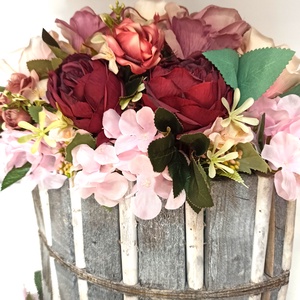 COȘ MARE DIN LEMN CU FLORI ROZ, GRENA - casă & stil de viață - decorațiuni de casă - accesorii florale - cutii cu flori - Artynos.ro