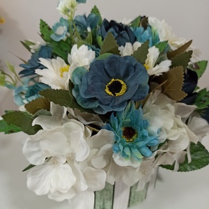 COȘ LEMN ROTUND CU FLORICELE ALBE, BLEU ȘI ALBASTRE  - casă & stil de viață - decorațiuni de casă - accesorii florale - cutii cu flori - Artynos.ro