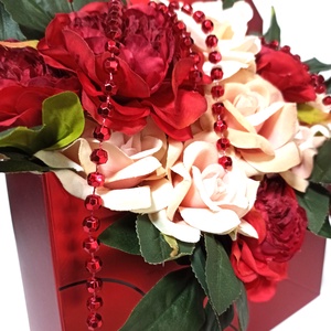Cutie Plic Roșie Cu Trandafiri și Bujori - casă & stil de viață - decorațiuni de casă - accesorii florale - cutii cu flori - Artynos.ro