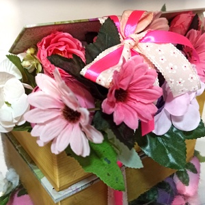 Carte Cu Margarete si Bujori Roz, Casa & Stil de viata, Decoratiuni de casa, Accesorii florale, Cutii cu flori, Aranjament de flori, ARTYNOS
