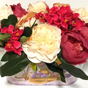 CUTIE LAVENDER CU BUJORI SI HORTENSIE BEJ SI ROSU, Casa & Stil de viata, Decoratiuni de casa, Accesorii florale, Cutii cu flori, Aranjament de flori, ARTYNOS