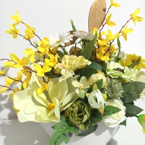 Ghiveci Alb Cu Iepure Lemn și Flori Albe și Galbene - casă & stil de viață - decorațiuni de casă - accesorii florale - cutii cu flori - Artynos.ro