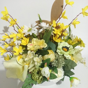 Ghiveci Alb Cu Iepure Lemn și Flori Albe și Galbene - casă & stil de viață - decorațiuni de casă - accesorii florale - cutii cu flori - Artynos.ro