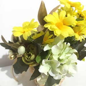 Coșuleț Cu Iepure Auriu și Floricele Galbene - casă & stil de viață - decorațiuni de casă - accesorii florale - cutii cu flori - Artynos.ro