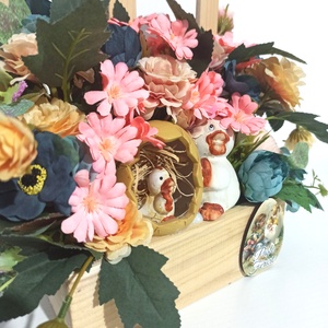 FEREASTRĂ LEMN BEJ CU PUIȘORI ȘI FLORI ROZ, SOMON - decor de sărbători - decorațiuni de paște - decor masă de paște - Artynos.ro